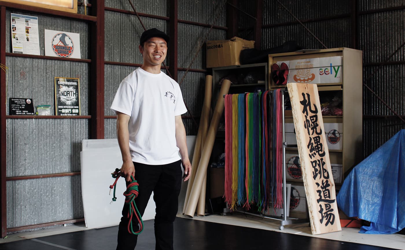 せーので跳べば笑顔がこぼれる。日高龍太郎さんが回すダブルダッチの輪!